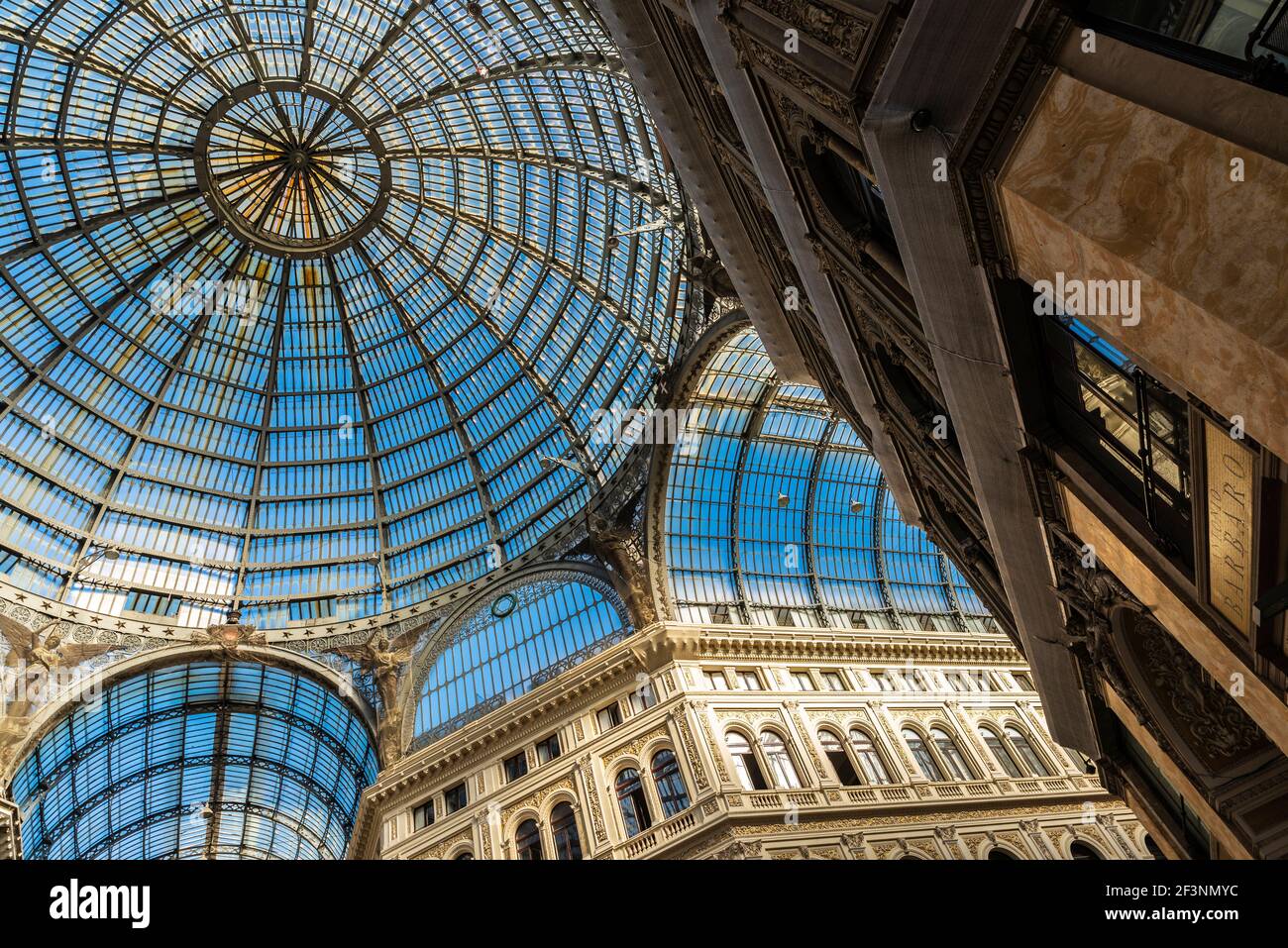 Neapel, Italien - 9. September 2019: Innenansicht der Galleria Umberto I, Einkaufsgalerie in der Altstadt von Neapel, Italien Stockfoto