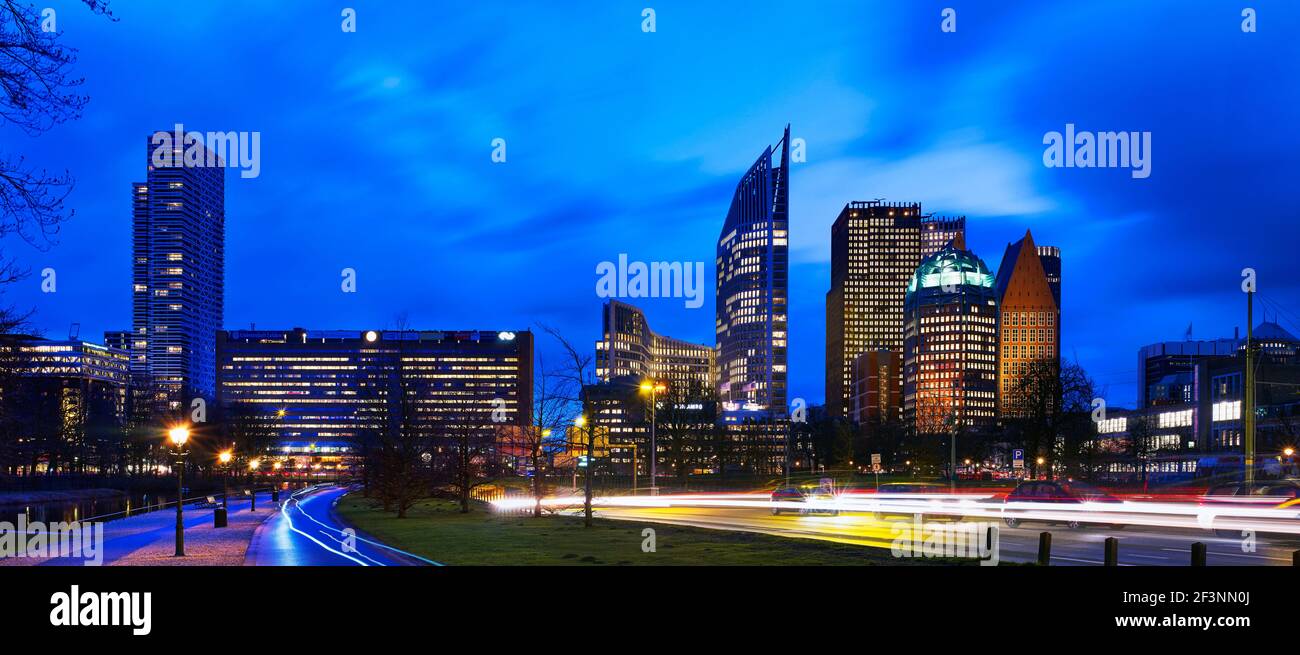 Dämmerung Panorama der Stadt. Die hohen modernen Gebäude erleuchteten vor dem dunklen Himmel. Stockfoto