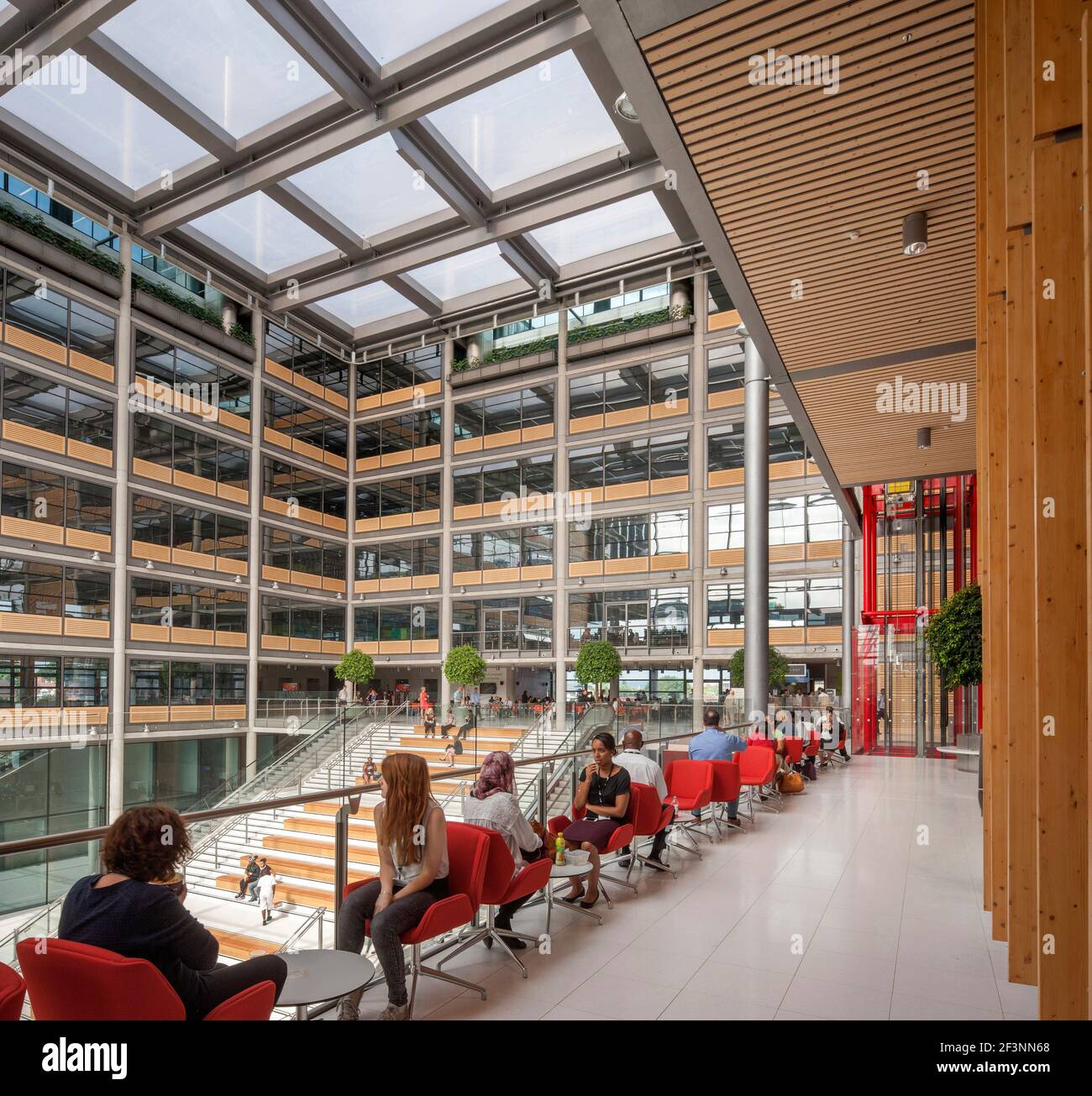 Brent Civic Center und Wembley Library, London. Eine Energie effiziente modernen bürgerlichen Raum. Arbeitsplätze und große Glasscheiben im Dach. Stockfoto