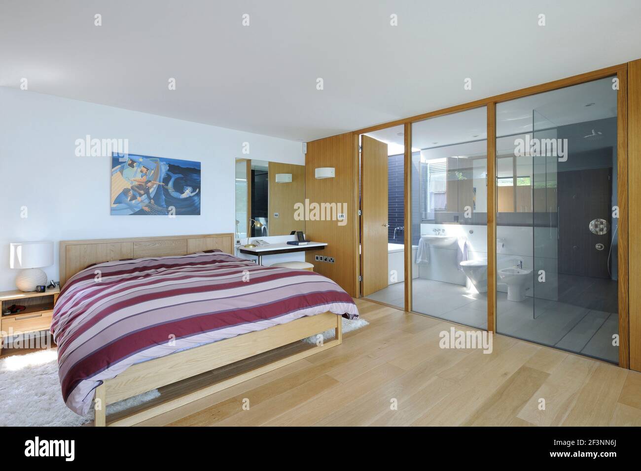 Das Master-Schlafzimmer der ein Haus auf den Klippen auf das Meer. Glasscheiben. Hellen, luftigen Raum. Stockfoto