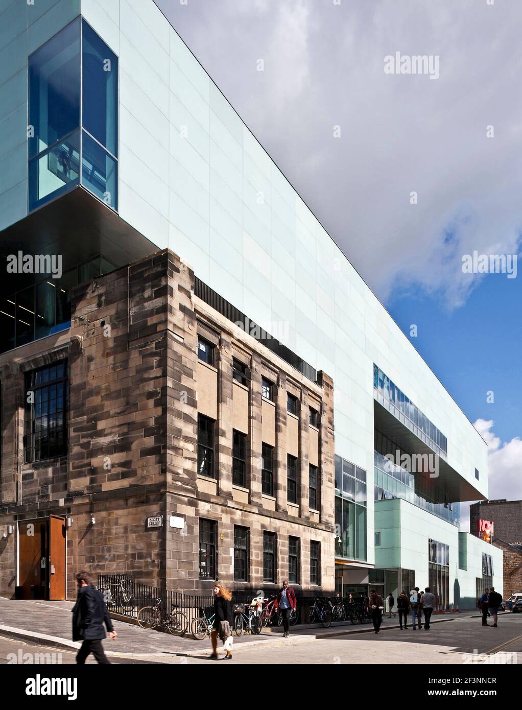 Die Reid-Gebäude, Glasgow School of Art. Eine große moden Erweiterung hinter dem traditionellen Charles Rennie Mackintosh entwarf 1909 Kunst Schulgebäude. Stockfoto