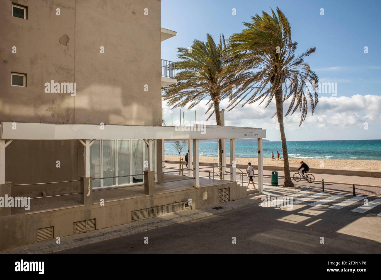 Mallorca, Spanien. März 2021, 17th. Morgenaktivitäten an einem stürmischen Tag an der Promenade von Playa de Palma auf Mallorca. Quelle: John-Patrick Morarescu/ZUMA Wire/Alamy Live News Stockfoto