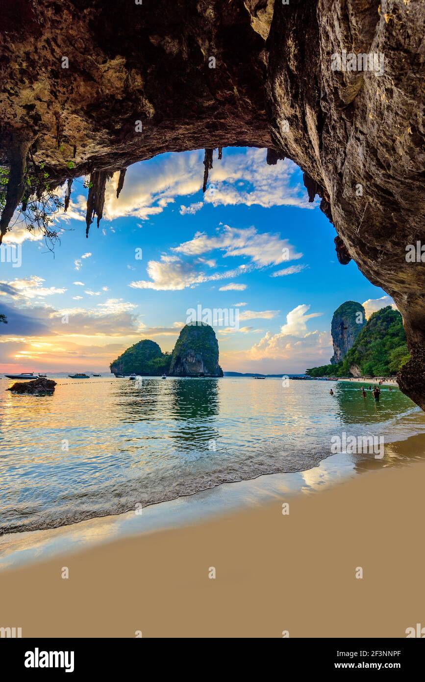 Phra Nang Cave Beach bei Sonnenuntergang - tropische Küstenlandschaft von Krabi - Paradies Reiseziel in Thailand, Asien Stockfoto