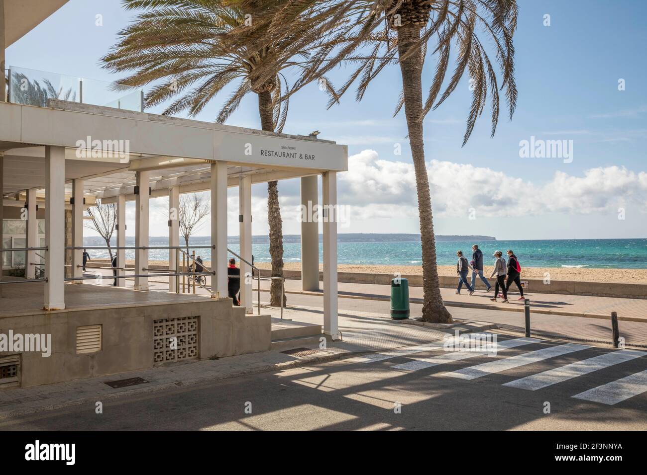 Mallorca, Spanien. März 2021, 17th. Morgenaktivitäten an einem stürmischen Tag an der Promenade von Playa de Palma auf Mallorca. Quelle: John-Patrick Morarescu/ZUMA Wire/Alamy Live News Stockfoto