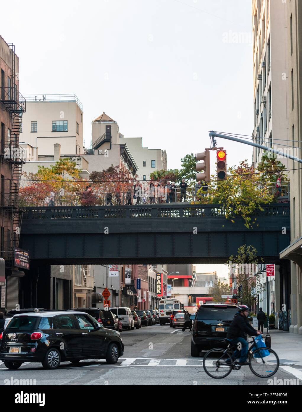 Blick auf den öffentlichen High Line Park, der eine Straße in Manhattan überquert. Stockfoto