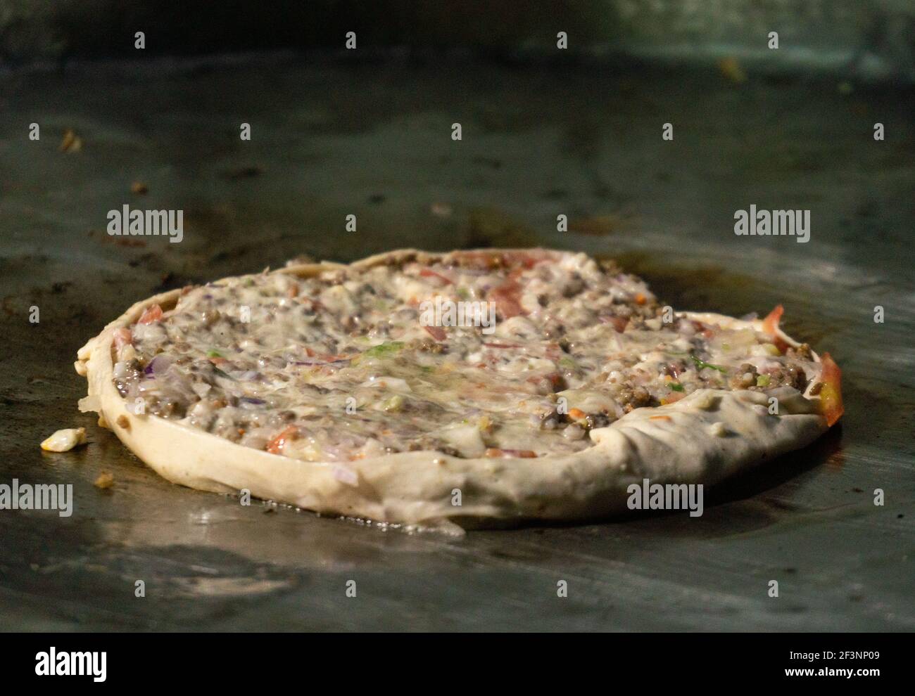 Zanzibar Pizza Kochen auf einem Teller. Typisches lokales Straßenessen von sansibar Stockfoto