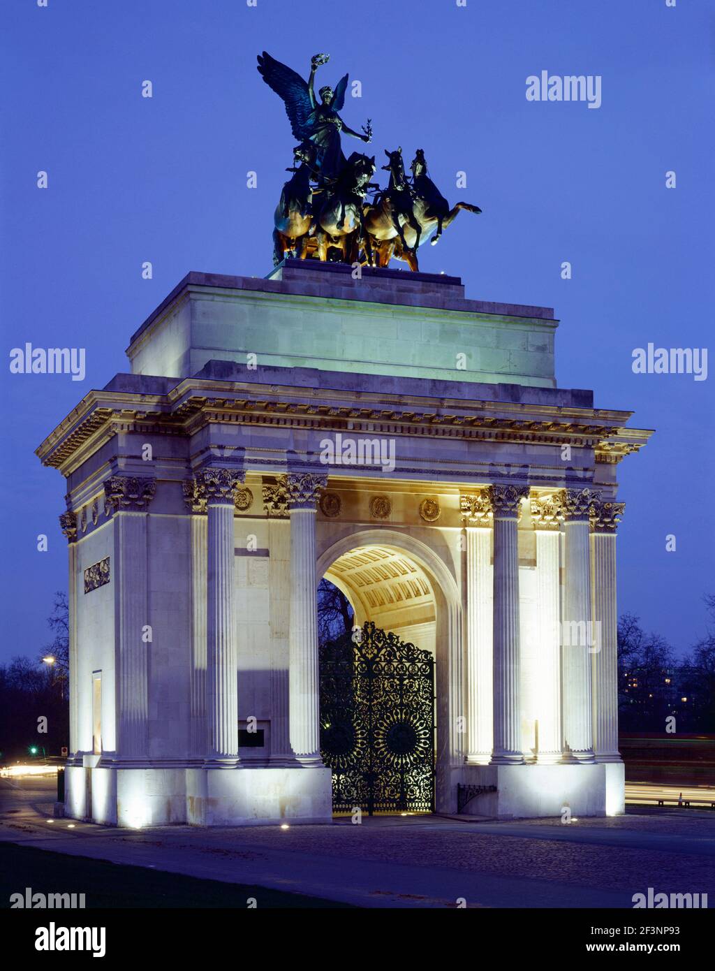 DIE WELLINGTON ARCH, Hyde Park Corner, London. Blick auf die beleuchtete Bogen. Stockfoto