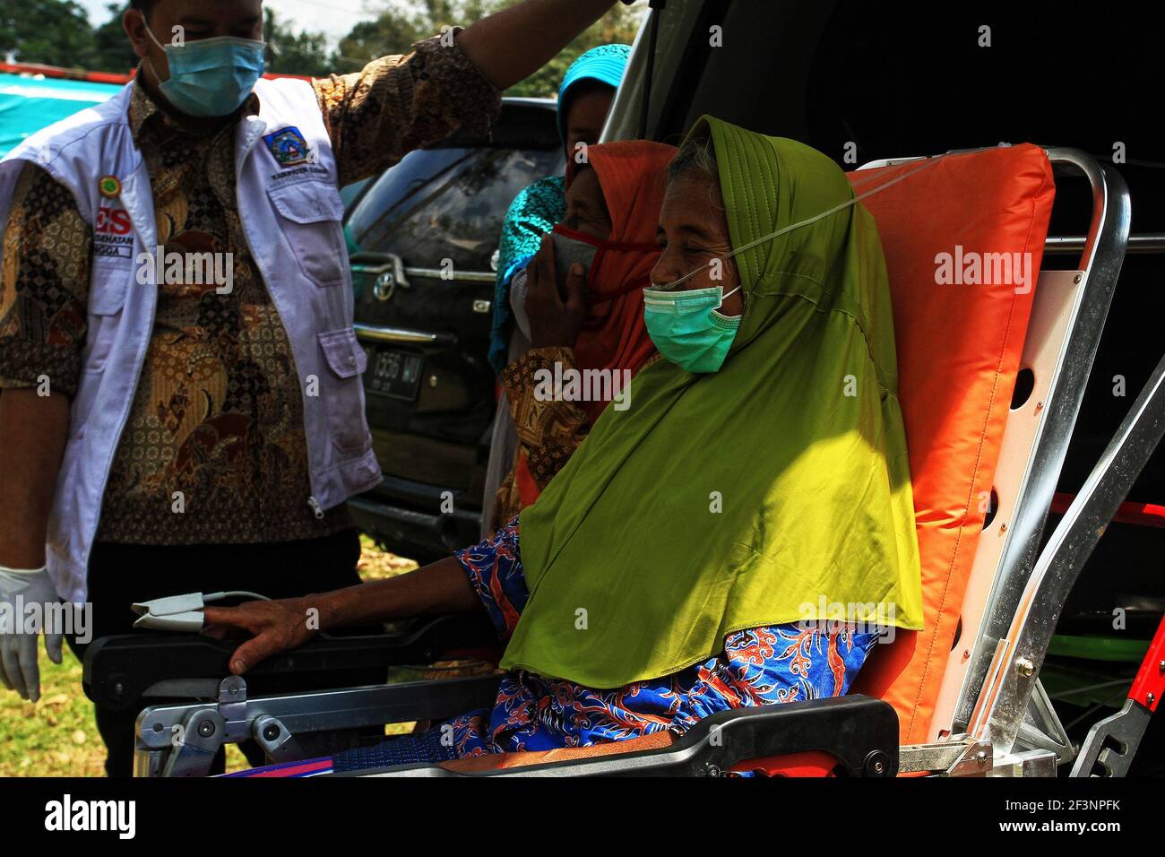 Medizinische Vorkontrolle bei Katastrophenschutzanlagen in Yogyakarta Stockfoto