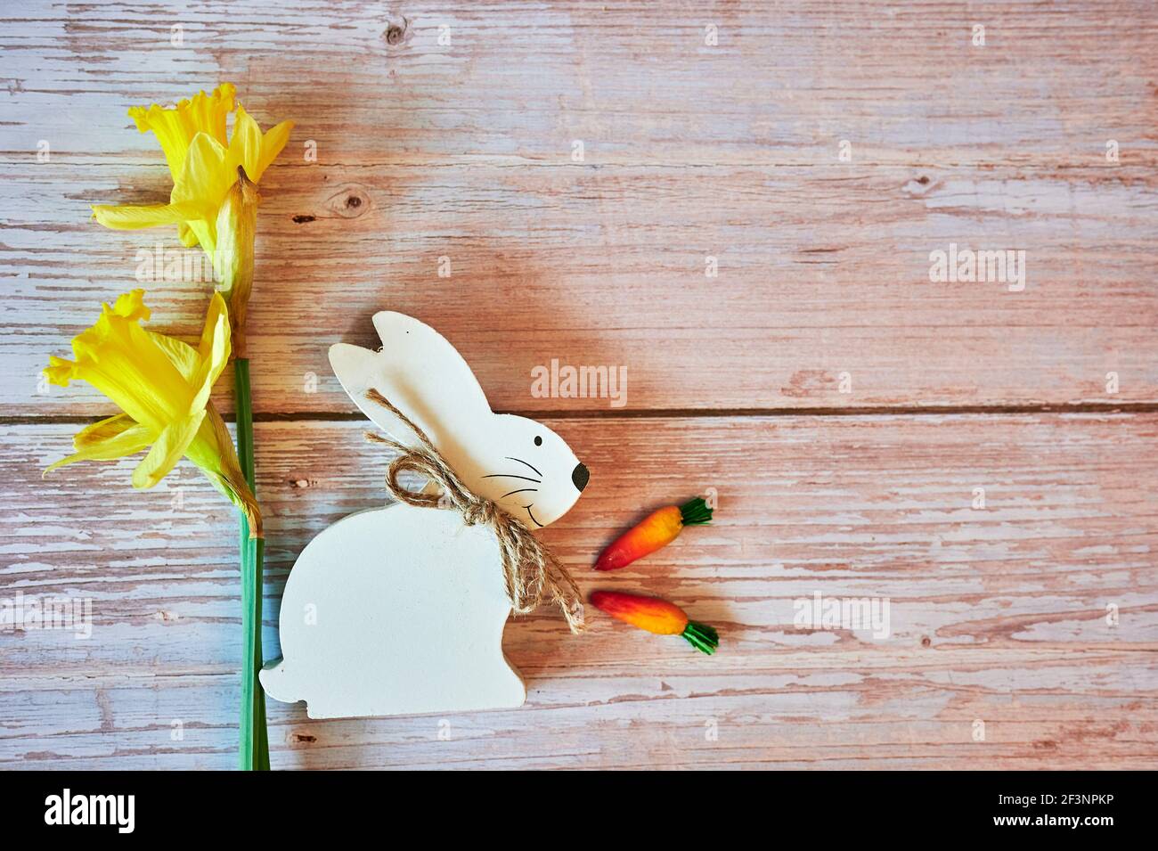 Einige gelbe Jonquils mit traditioneller Osterdekoration. Stockfoto