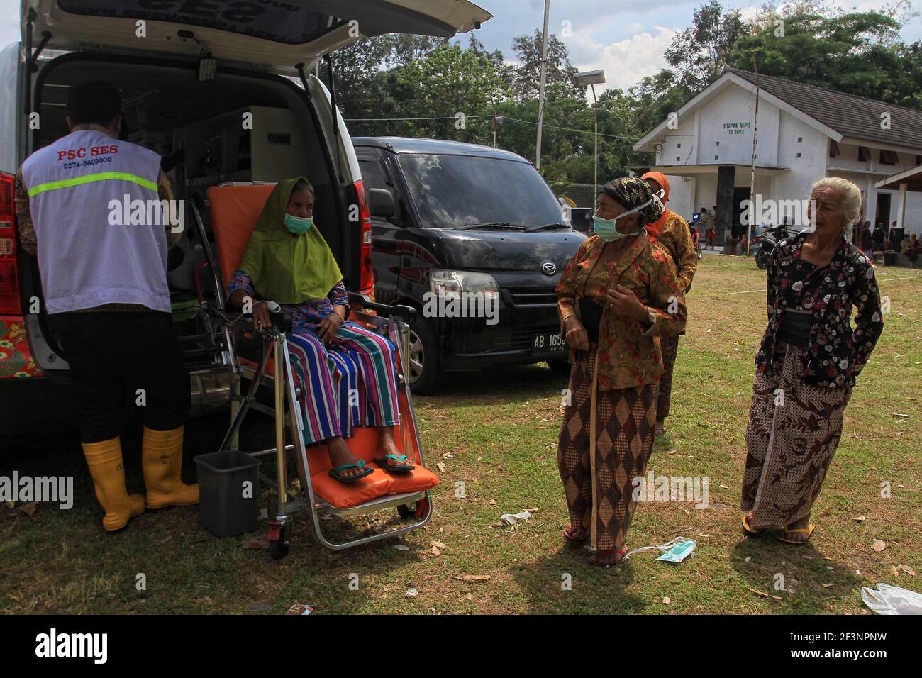 Medizinische Vorkontrolle bei Katastrophenschutzanlagen in Yogyakarta Stockfoto