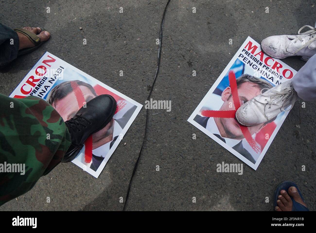 Muslime protestieren gegen Emmanuel Macron vor dem französischen Konsulat in Surabaya, Ost-Java Stockfoto