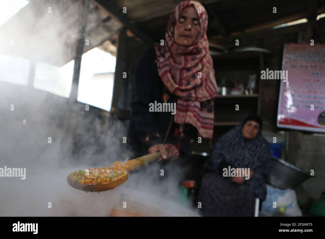 Verteilung von Nahrungsmittelhilfe für bedürftige Familien in Gaza Stockfoto