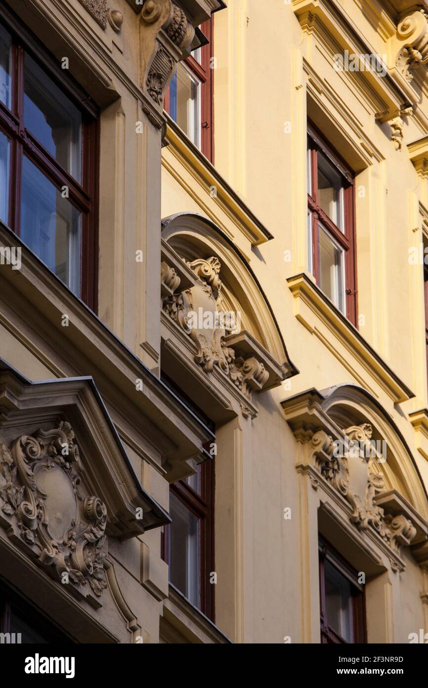 Vermietung von Immobilien in Berlin. Historische Reihenhaus befindet sich in einer Straße mit dekorativen Stuckarbeiten. Stockfoto