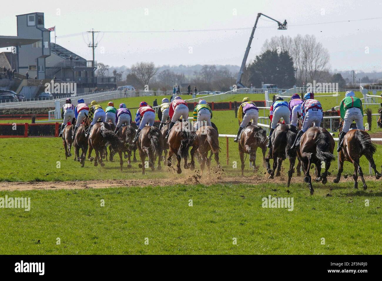 Down Royal Racecourse, Lisburn, County Antrim, Northern Ieland, Großbritannien. März 2021, 17. St. Patrick's Day Race Meeting 2021 - Adare Manor Opportunity Handicap Hürde. Das Rennen gewann No Thanks (Nummer 7), geritten von Dillon Maxwell und trainiert von Matthew J Smith. Kredit: CAZIMB/Alamy Live Nachrichten. Stockfoto