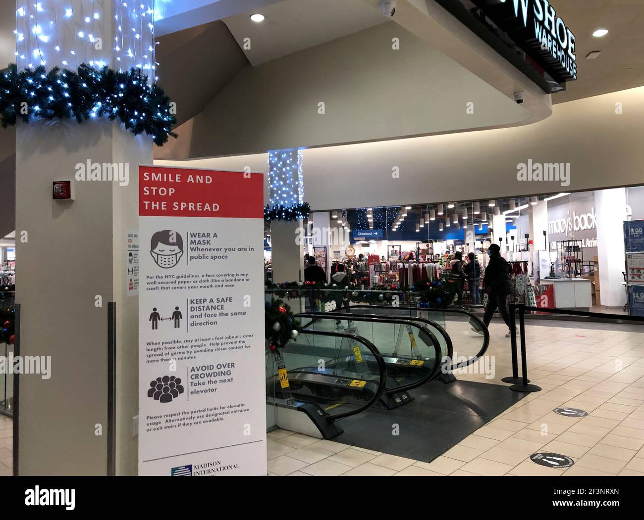 Lächeln und stoppen Sie die Ausbreitung, Covid Sicherheitsrichtlinien, Rego Park Mall, Queens, NY Stockfoto