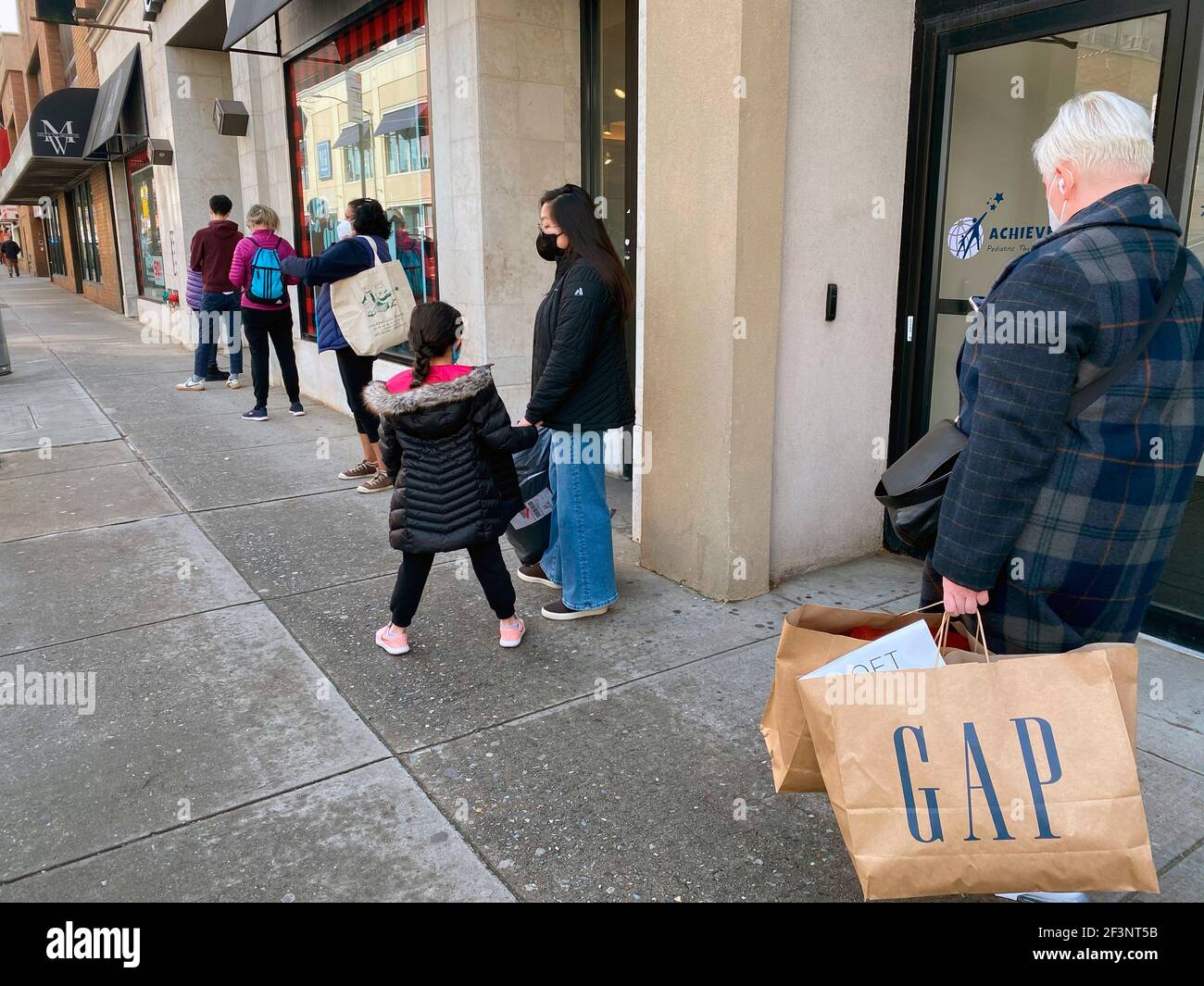 Kundenstamm wartet auf Eddie Bauer Clothing Speichern Stockfoto