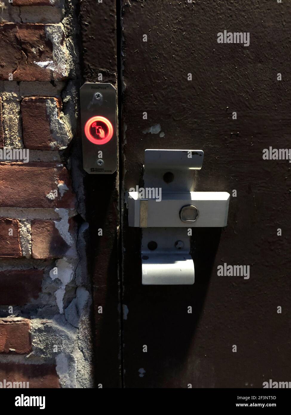 RoxProx elektronische Proximity Reader Sicherheitsschloss am Hintereingang zur Wohnung, Queens, New York Stockfoto