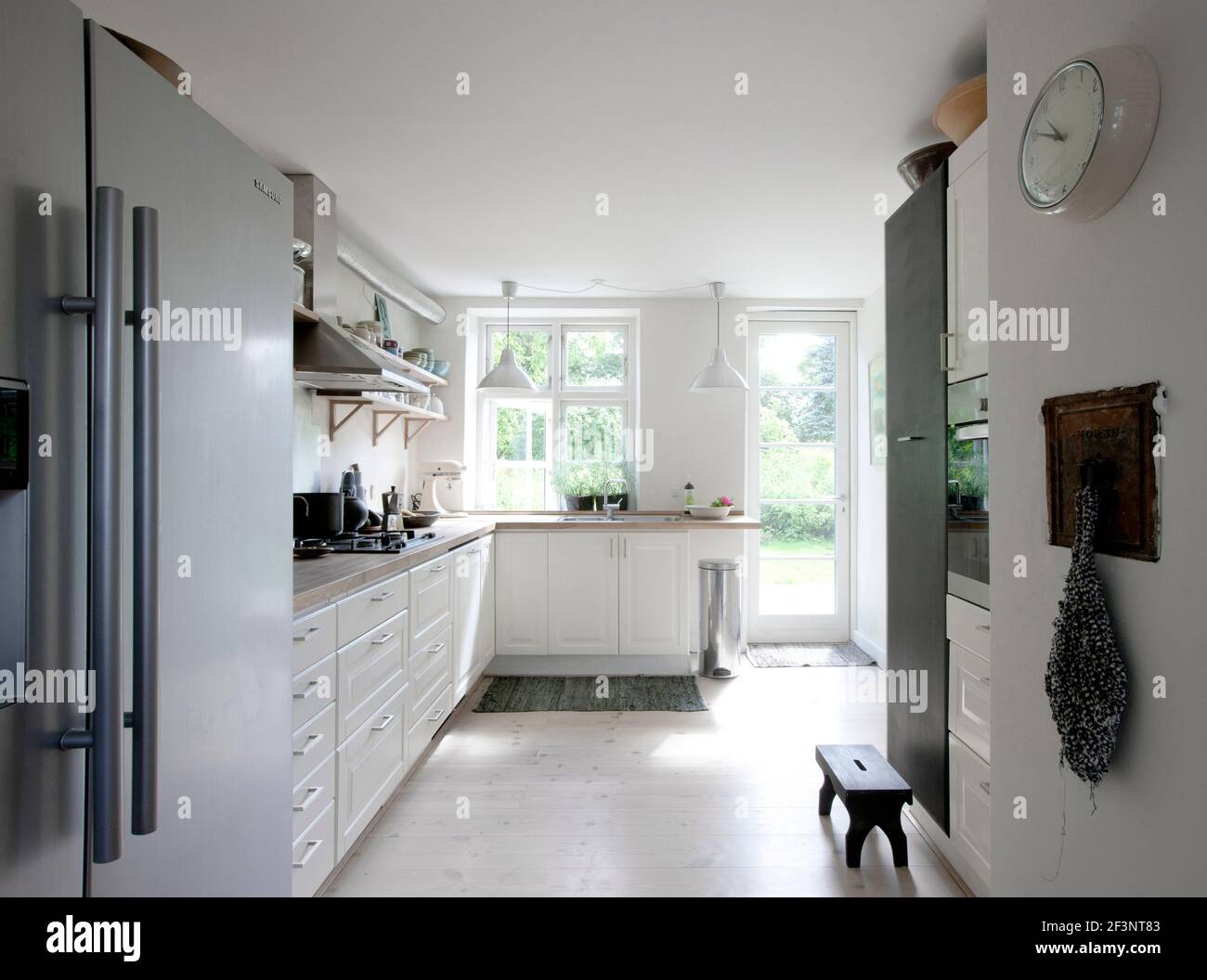 Ökologie und sanften Farben. Ein Haus mit ruhigen sympathischen Farben, Holzoberflächen und alten Möbeln. Stockfoto