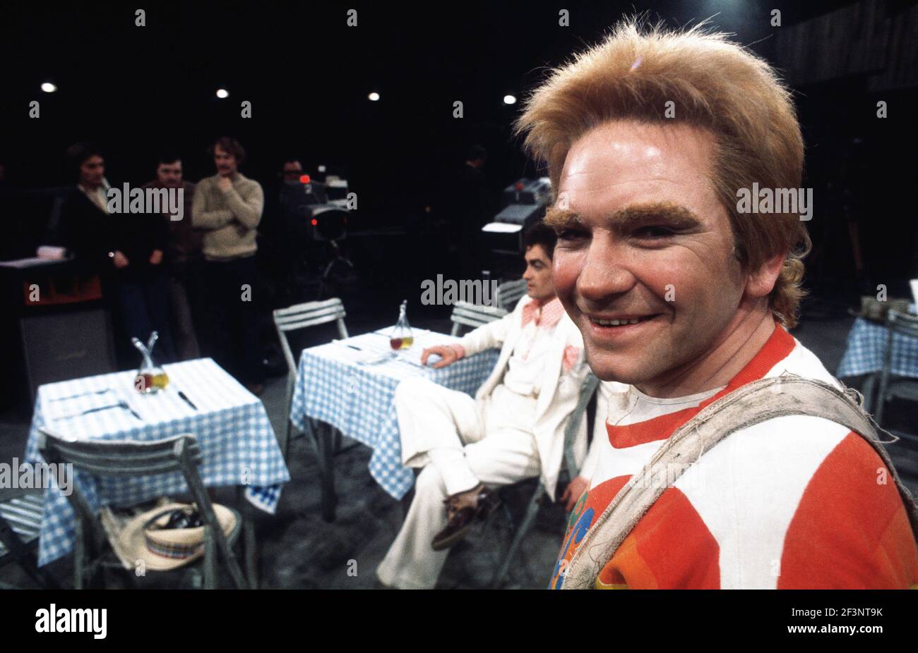 Die RSC-Besetzung in Aktion während der ATV-FERNSEHNETZPRODUKTION von Trevor Nunns musikalischer Adaption für das Fernsehen, KOMÖDIE DER FEHLER von William Shakespeare im Royal Shakespeare Theatre, Stratford-upon-Avon. Darsteller: Judi Dench, Francesca Annis, Michael Williams,- Mike Gwilym, Roger Reed, Nickolas Grace, Griffith Jones, Barbara Shelley, Robin Ellis. Die Aufführung wurde am 18. April 1978 vom Theater national übertragen. Stockfoto