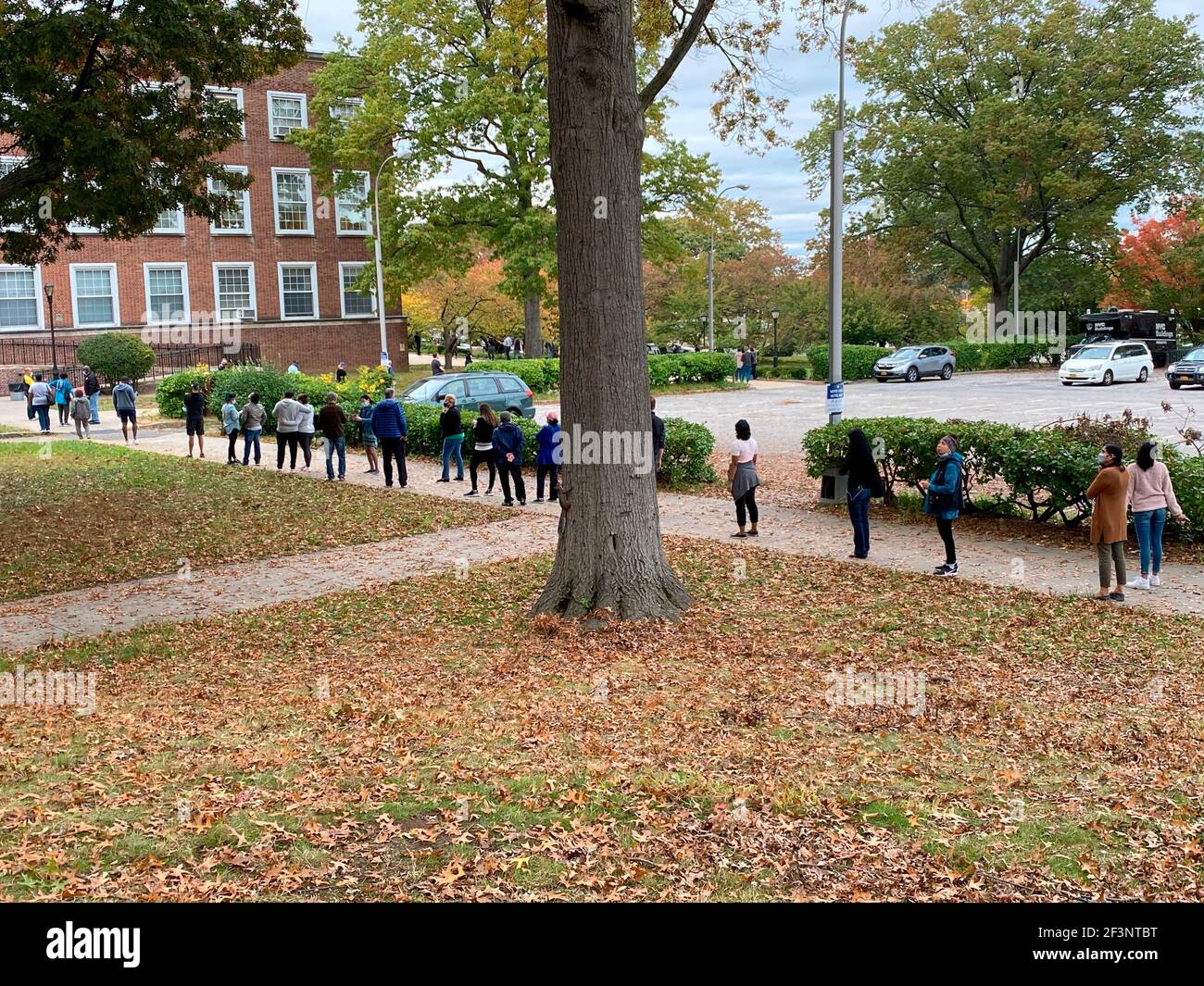 Frühe Abstimmung mit Menschen warten auf Stunden, Queens, New York Stockfoto