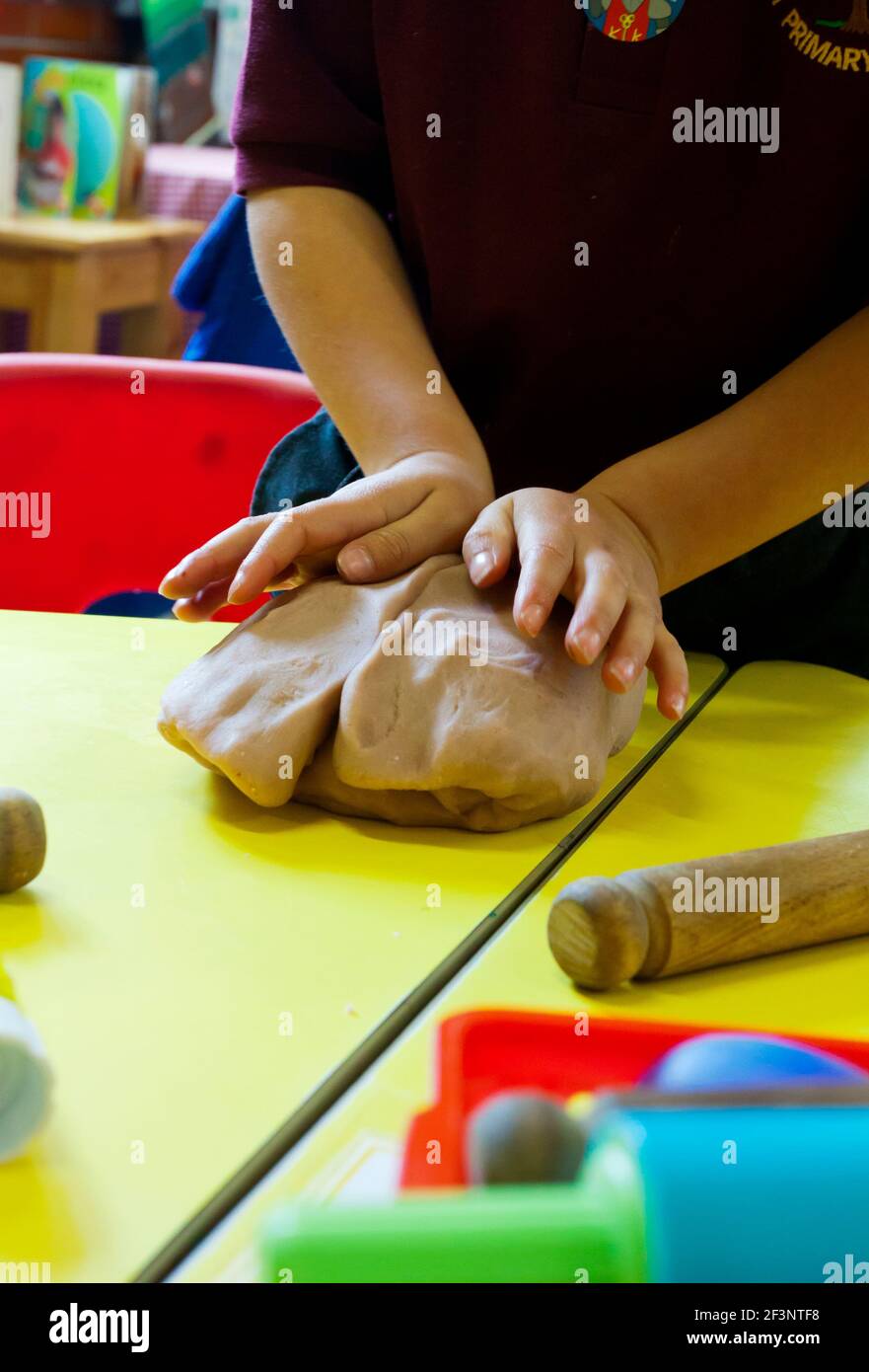 Grundschulkind knetet Spielzeug Ton während einer Unterrichtsstunde. Stockfoto