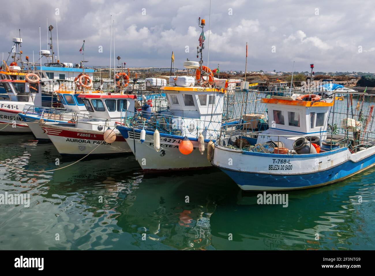 Fischerboote im Hafen von Fuzeta, Algarve, Portugal Stockfoto