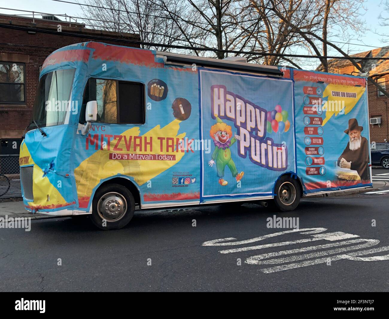 Mitzwa Tank, Happy Purim Zeichen auf Truck, Queens, New York Stockfoto