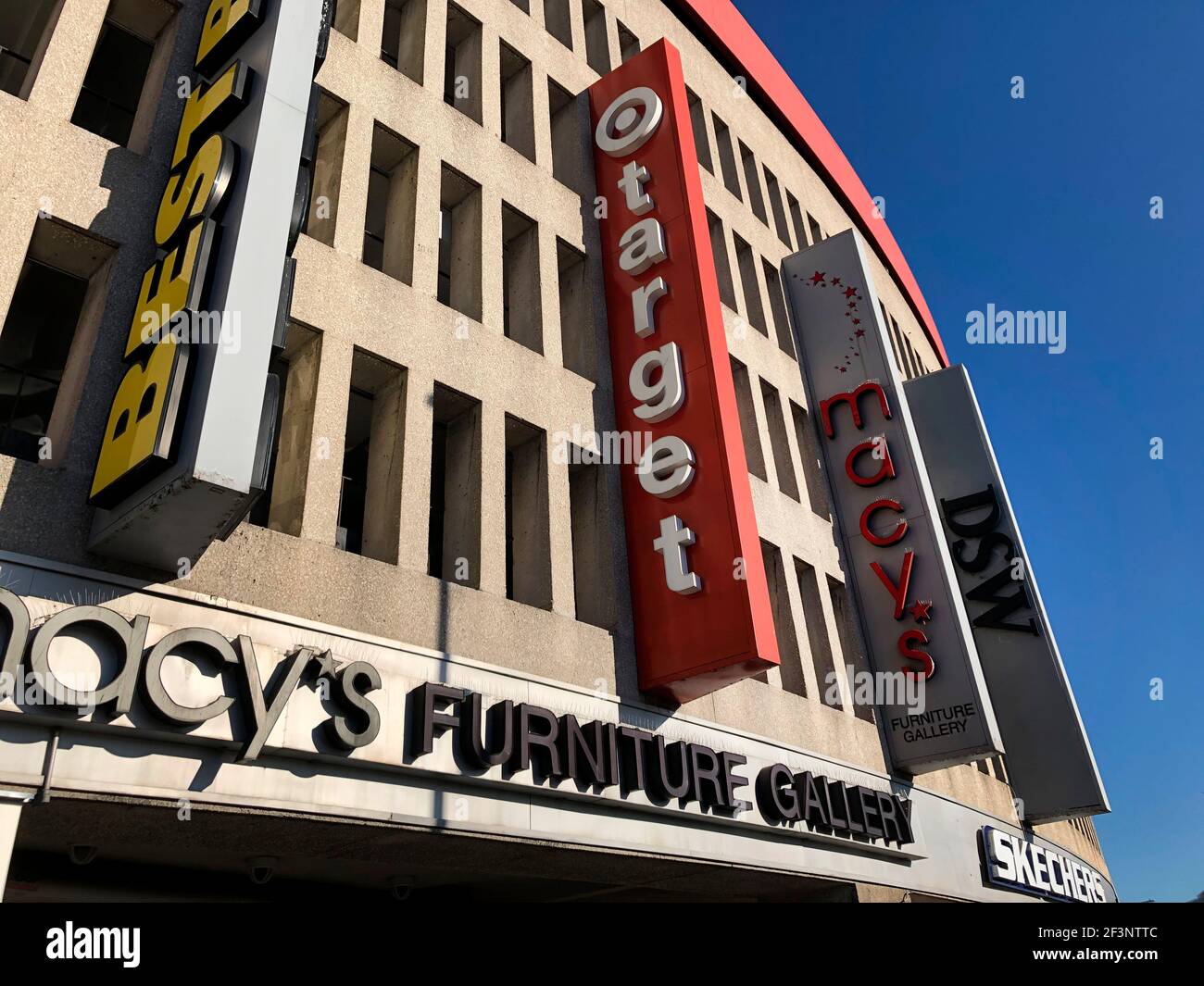 Verschiedene Schilder vor Queens Center Mall, Rego Park, NY Stockfoto