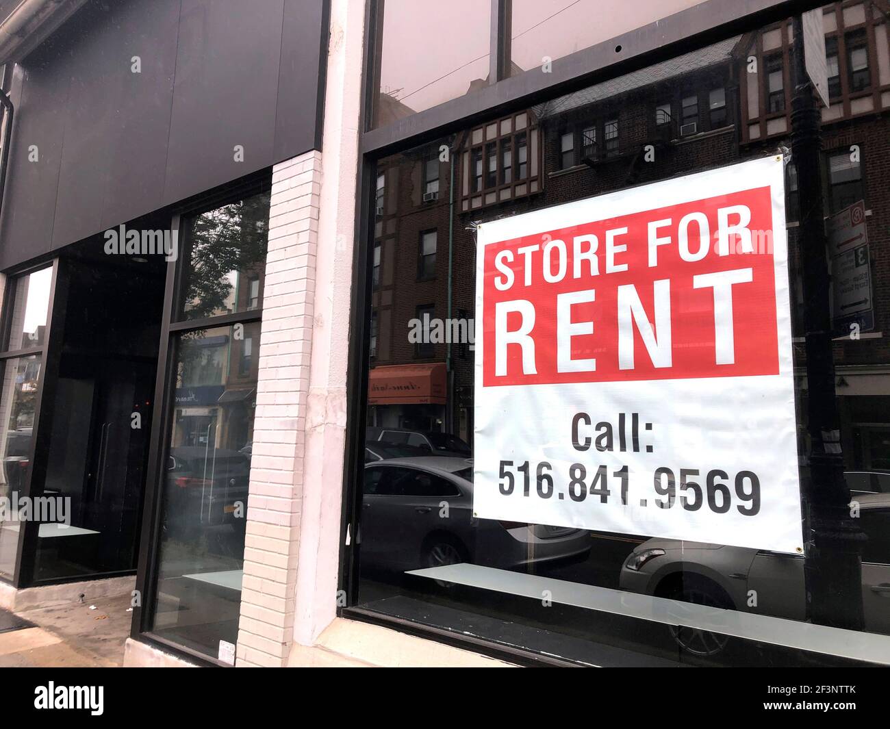 Store for Rent Zeichen, wegen Coronavirus Pandemie Abschaltung und Verlust des Geschäfts, Queens, New York Stockfoto