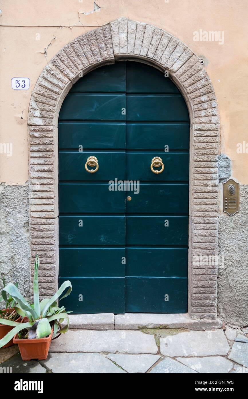 Allgemeine Ansichten der typischen toskanischen Architektur und Häuser in Lucca, Toskana. Stockfoto