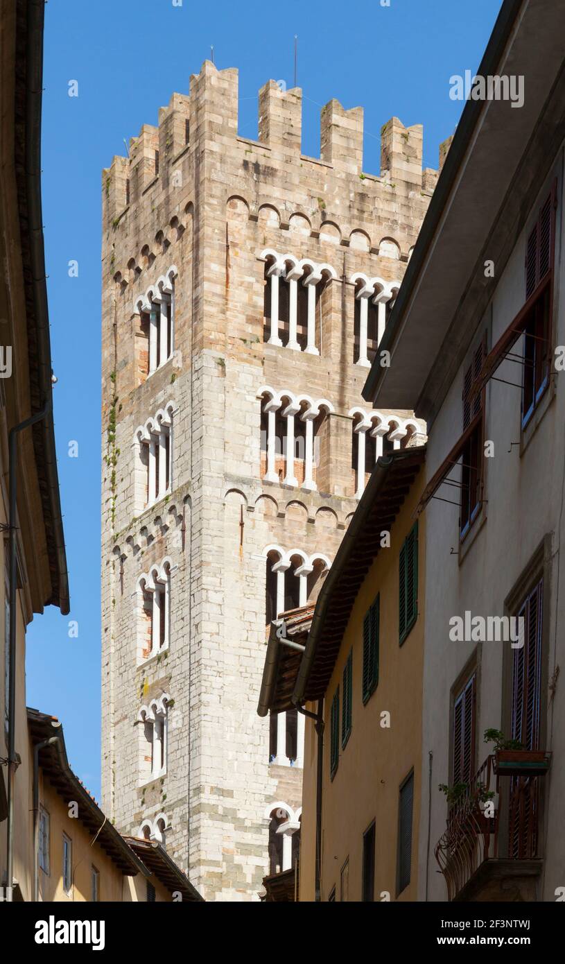 Allgemeine Ansichten der typischen toskanischen Architektur, Häuser und Geschäfte in Lucca, Toskana. Stockfoto
