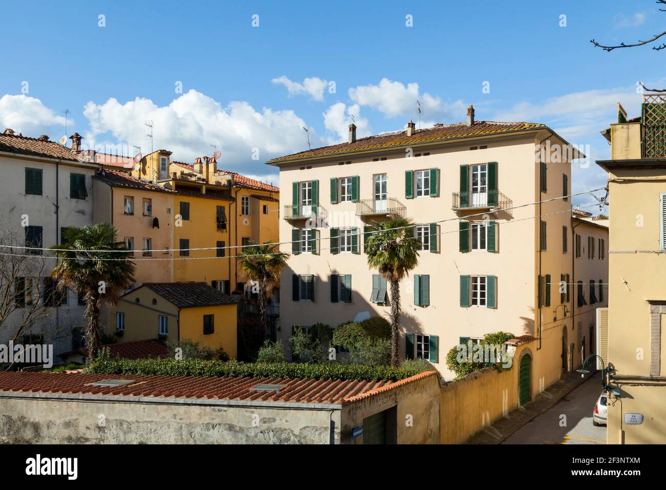 Allgemeine Ansichten der typischen toskanischen Architektur, Häuser und Geschäfte in Lucca, Toskana. Stockfoto