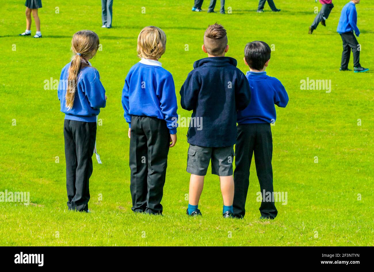 Grundschüler spielen auf einem Schulhof in einer Pause zwischen den Unterrichtsstunden. Stockfoto