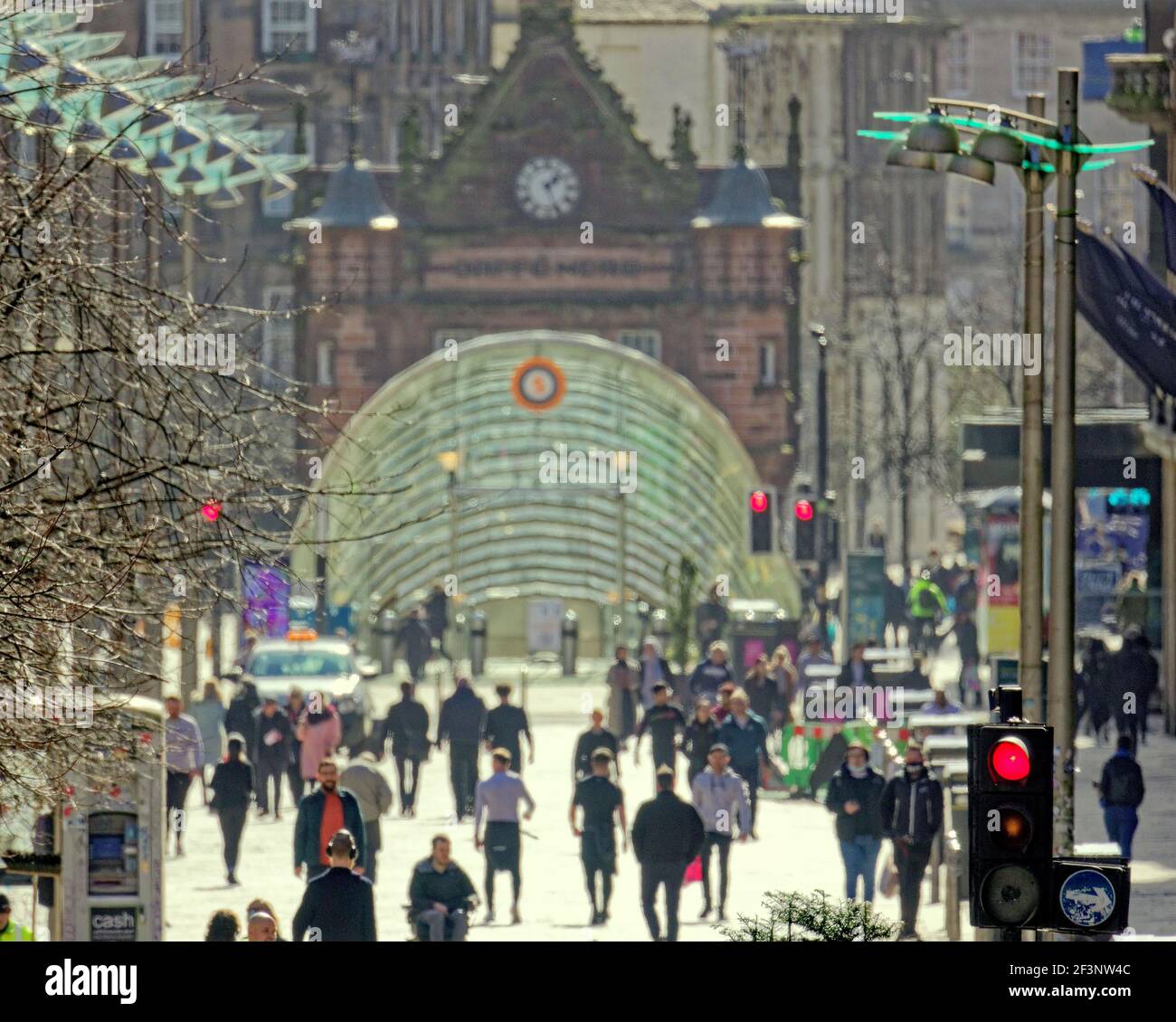 Glasgow, Schottland, Großbritannien. März 2021, 17th. UK Wetter: An einem sonnigen Tag kehrte der Frühling in die Stadt zurück, da viele Menschen und wenig Verkehr im Stadtzentrum eine sommerliche Atmosphäre sahen. Die Style Mile of scotland, buchanan Street, sah eine Zunahme der Menschen in der hellen Sonnenschein, obwohl die Geschäfte geschlossen sind. Quelle: Gerard Ferry/Alamy Live News Stockfoto