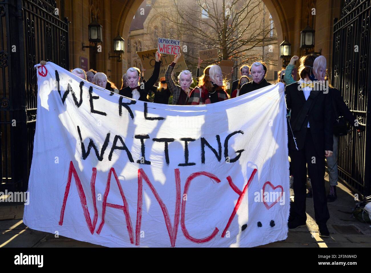 Studenten Mit Anonymen Masken Protestieren Am 17 Marz 2021 In Der Zeremoniellen Whitworth Hall An Der University Of Manchester Manchester England Grossbritannien Sie Fordern Den Rucktritt Von Dame Nancy Jane Rothwell Prasidentin
