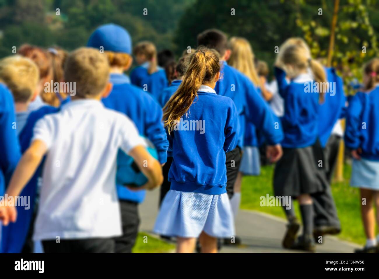 Gruppe von Grundschulkindern in Schuluniform, die ihren Weg zurück in den Klassenzimmer nach einer Pause im Unterricht machen. Stockfoto