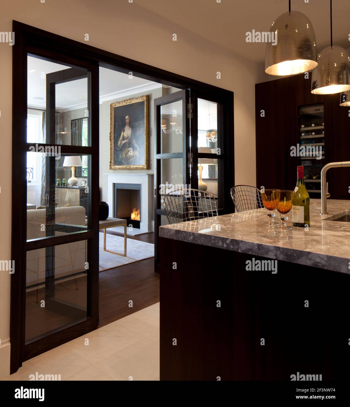 Knightsbridge Apartment, London. Die Küche mit dunklem Holz Schränke und weißen Flächen. Stockfoto