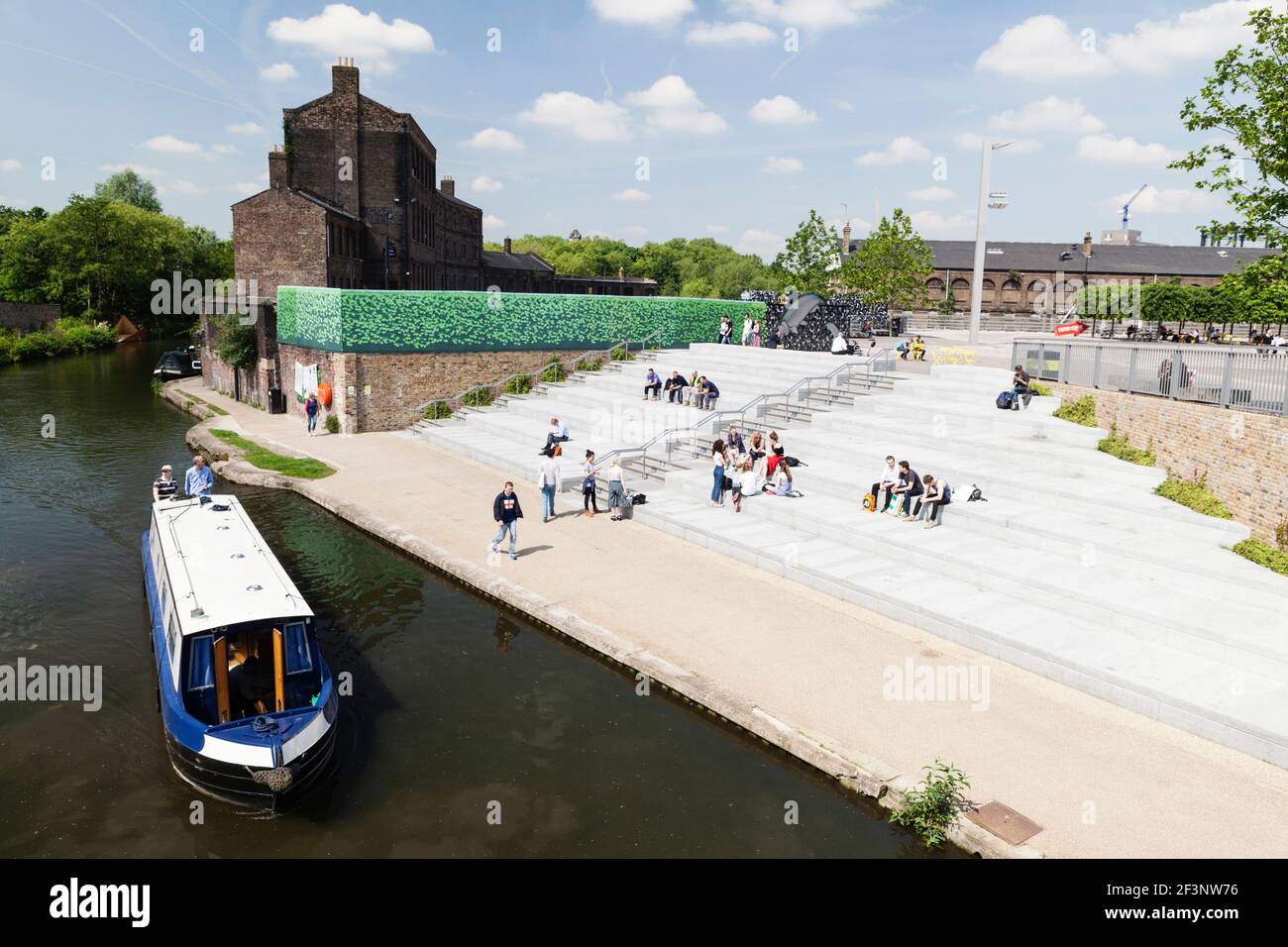 Canalside am Granary Square, King's Cross, London, N1C. Stockfoto