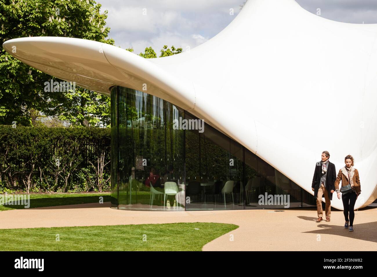 Besucher der Serpentine Sackler Gallery, Kensington Gardens, London, W2. Stockfoto