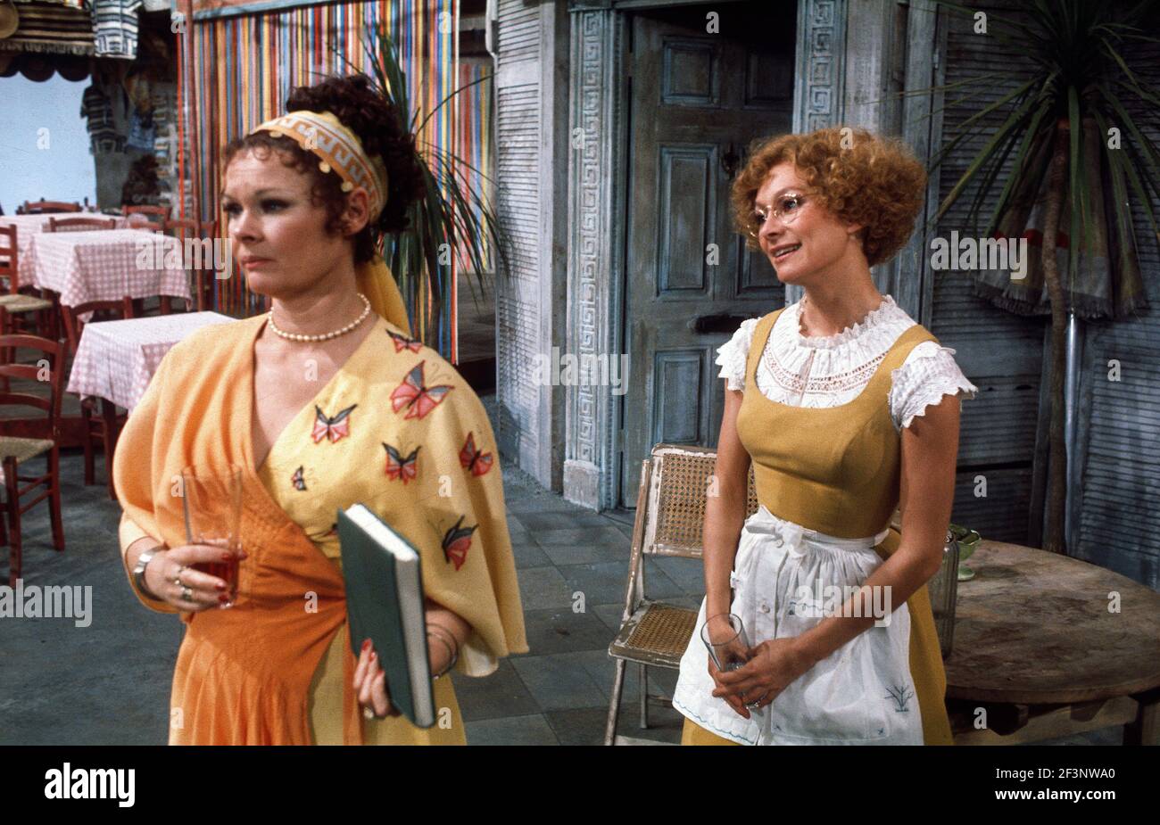 Die RSC-Besetzung in Aktion während der ATV-FERNSEHNETZPRODUKTION von Trevor Nunns musikalischer Adaption für das Fernsehen, KOMÖDIE DER FEHLER von William Shakespeare im Royal Shakespeare Theatre, Stratford-upon-Avon. Darsteller: Judi Dench, Francesca Annis, Michael Williams,- Mike Gwilym, Roger Reed, Nickolas Grace, Griffith Jones, Barbara Shelley, Robin Ellis. Die Aufführung wurde am 18. April 1978 vom Theater national übertragen. Stockfoto