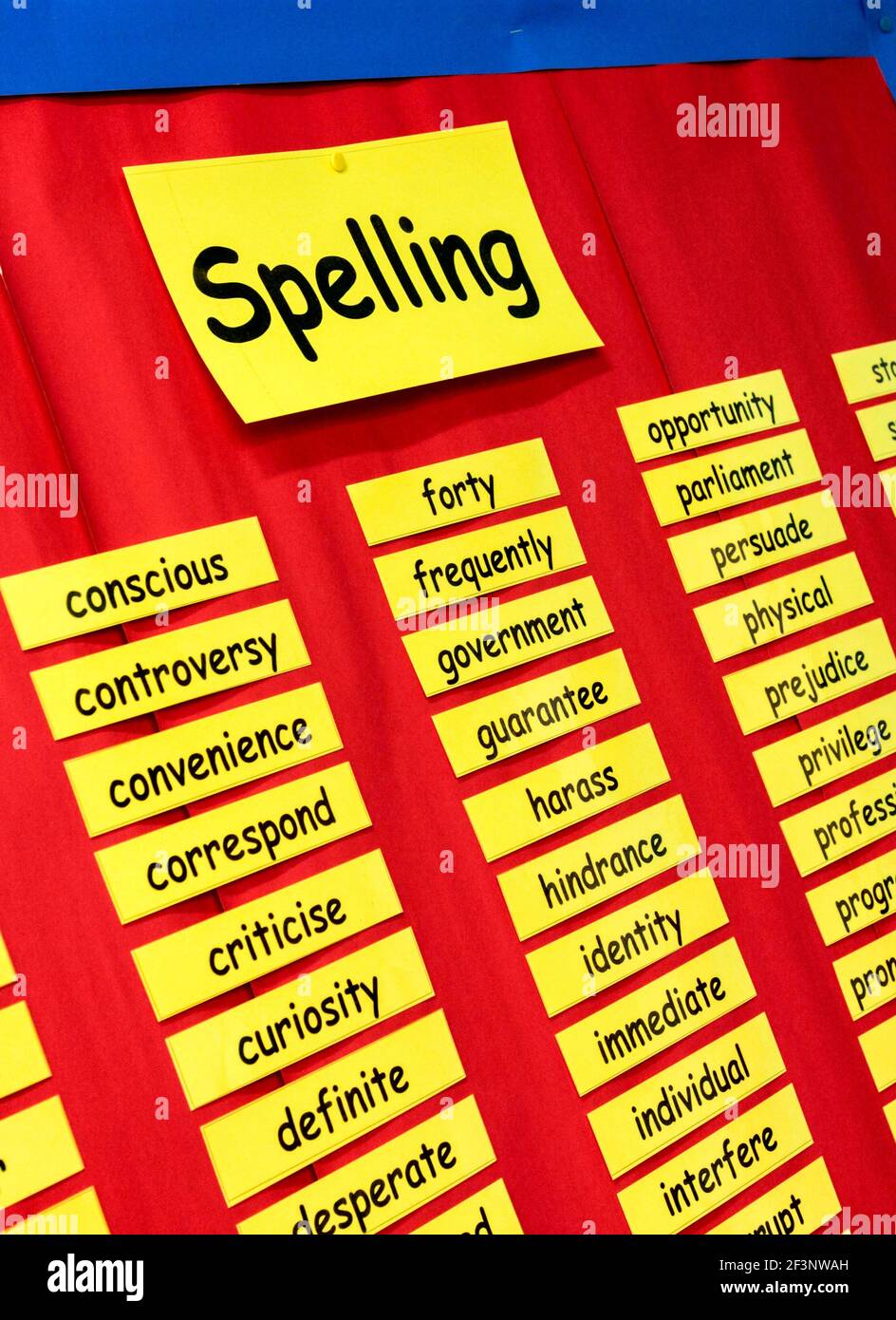 Prmary Schule Klassenzimmer mit Wanddisplay zeigt die Rechtschreibung von Wörtern in der englischen Sprache. Stockfoto