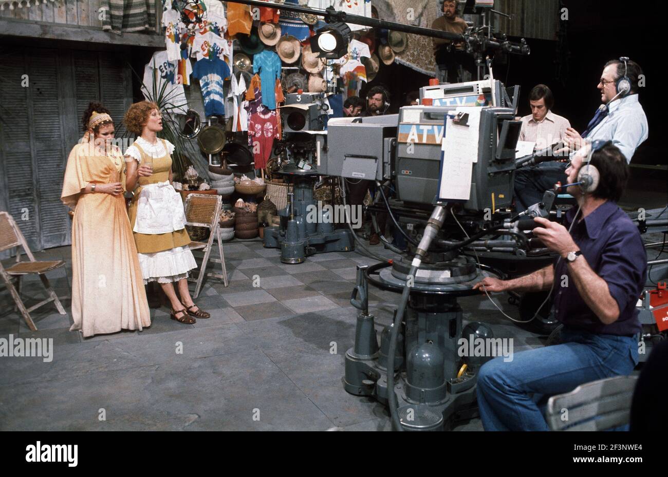 Die RSC-Besetzung in Aktion während der ATV-FERNSEHNETZPRODUKTION von Trevor Nunns musikalischer Adaption für das Fernsehen, KOMÖDIE DER FEHLER von William Shakespeare im Royal Shakespeare Theatre, Stratford-upon-Avon. Darsteller: Judi Dench, Francesca Annis, Michael Williams,- Mike Gwilym, Roger Reed, Nickolas Grace, Griffith Jones, Barbara Shelley, Robin Ellis. Die Aufführung wurde am 18. April 1978 vom Theater national übertragen. Stockfoto