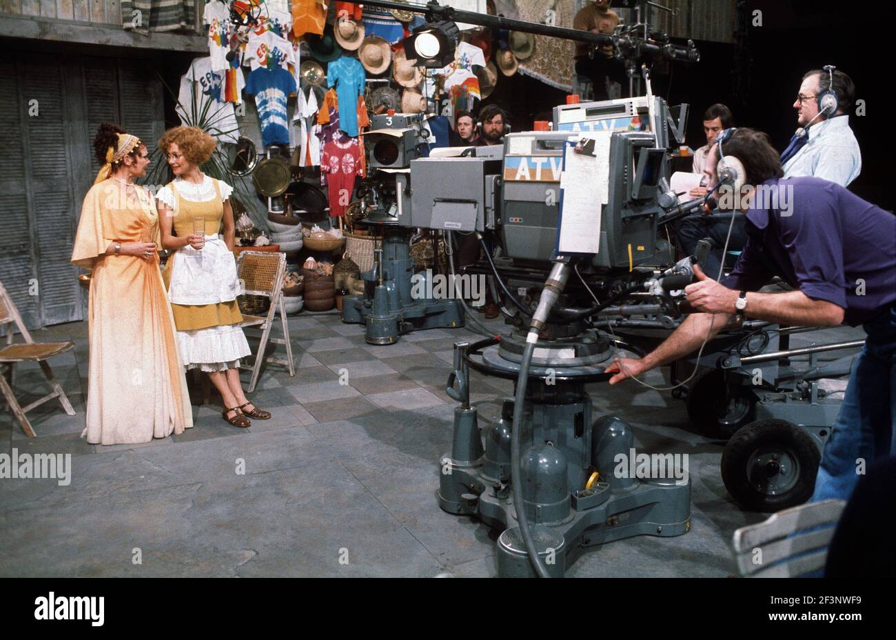 Die RSC-Besetzung in Aktion während der ATV-FERNSEHNETZPRODUKTION von Trevor Nunns musikalischer Adaption für das Fernsehen, KOMÖDIE DER FEHLER von William Shakespeare im Royal Shakespeare Theatre, Stratford-upon-Avon. Darsteller: Judi Dench, Francesca Annis, Michael Williams,- Mike Gwilym, Roger Reed, Nickolas Grace, Griffith Jones, Barbara Shelley, Robin Ellis. Die Aufführung wurde am 18. April 1978 vom Theater national übertragen. Stockfoto