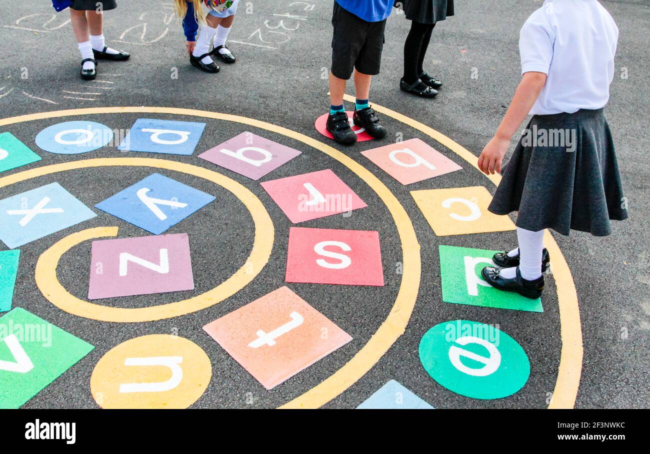 Grundschüler spielen auf einem Schulhof in einer Pause zwischen den Unterrichtsstunden. Stockfoto