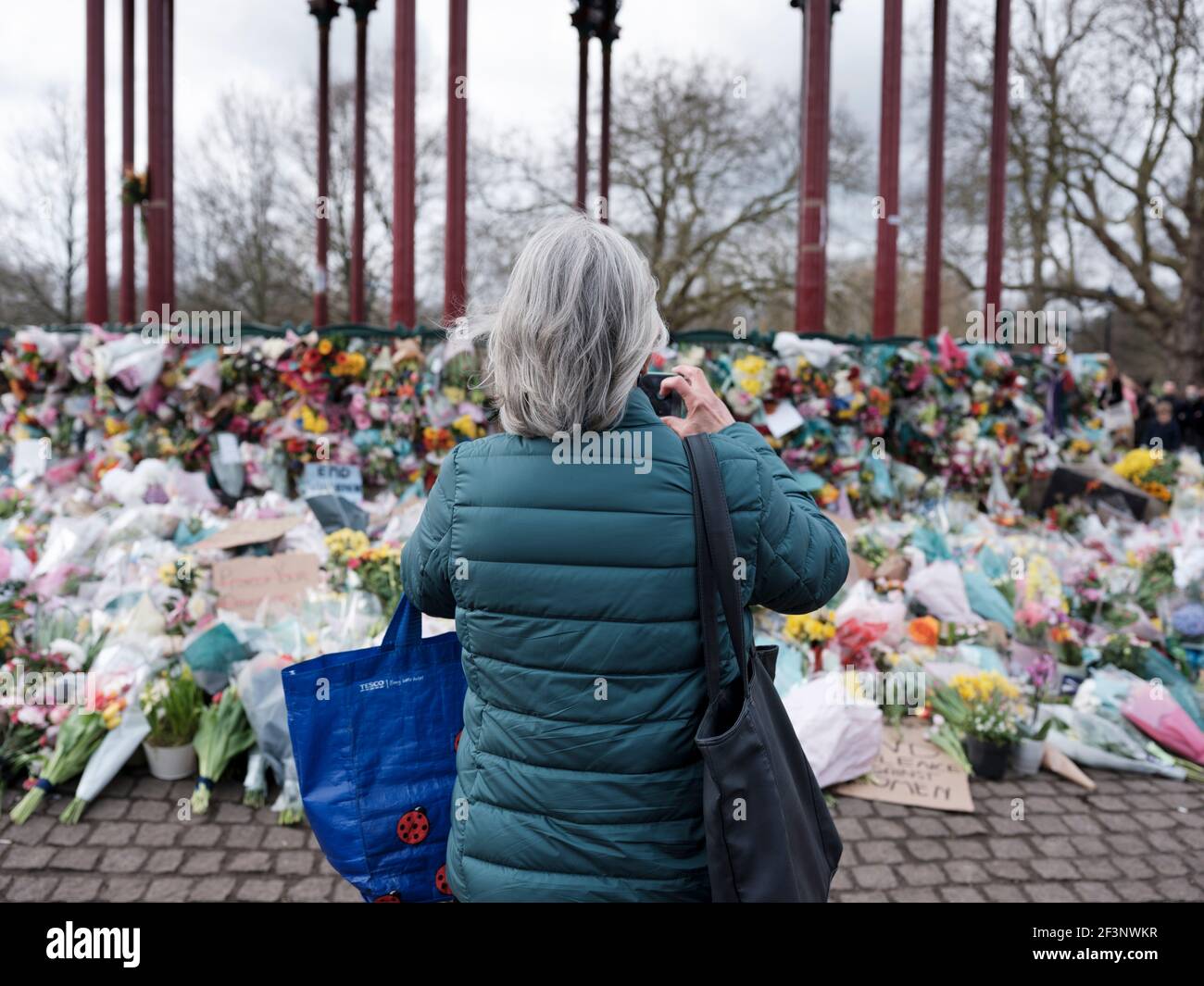 Blumen, Kerzen und Botschaften, die von den Trauernden von Sarah Everard am Bandstand in Clapham Common hinterlassen wurden, 14. März 2021. Stockfoto