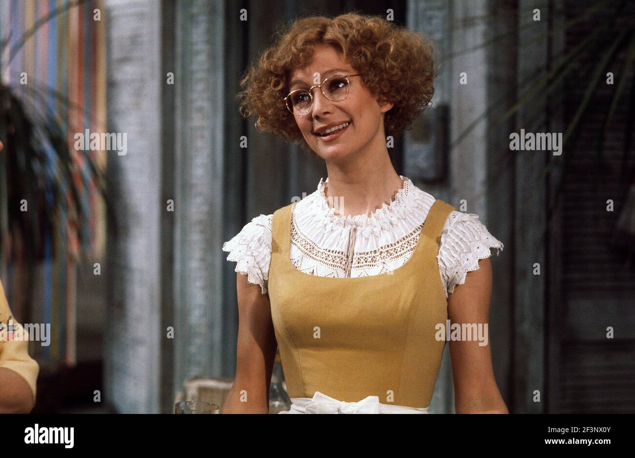 Die RSC-Besetzung in Aktion während der ATV-FERNSEHNETZPRODUKTION von Trevor Nunns musikalischer Adaption für das Fernsehen, KOMÖDIE DER FEHLER von William Shakespeare im Royal Shakespeare Theatre, Stratford-upon-Avon. Darsteller: Judi Dench, Francesca Annis, Michael Williams,- Mike Gwilym, Roger Reed, Nickolas Grace, Griffith Jones, Barbara Shelley, Robin Ellis. Die Aufführung wurde am 18. April 1978 vom Theater national übertragen. Stockfoto