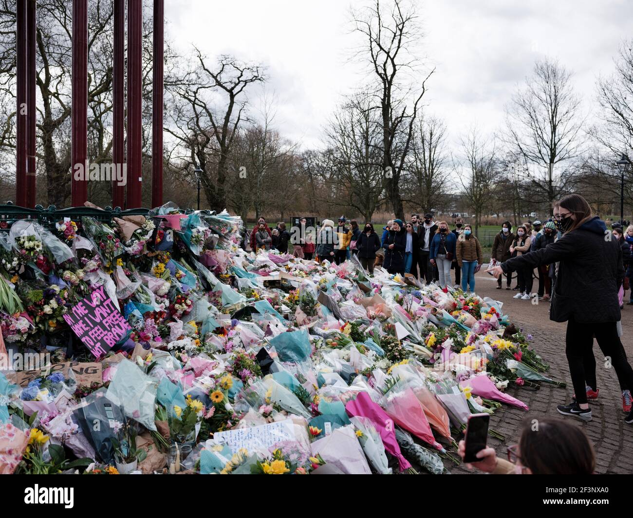 Blumen, Kerzen und Botschaften, die von den Trauernden von Sarah Everard am Bandstand in Clapham Common hinterlassen wurden, 14. März 2021. Stockfoto