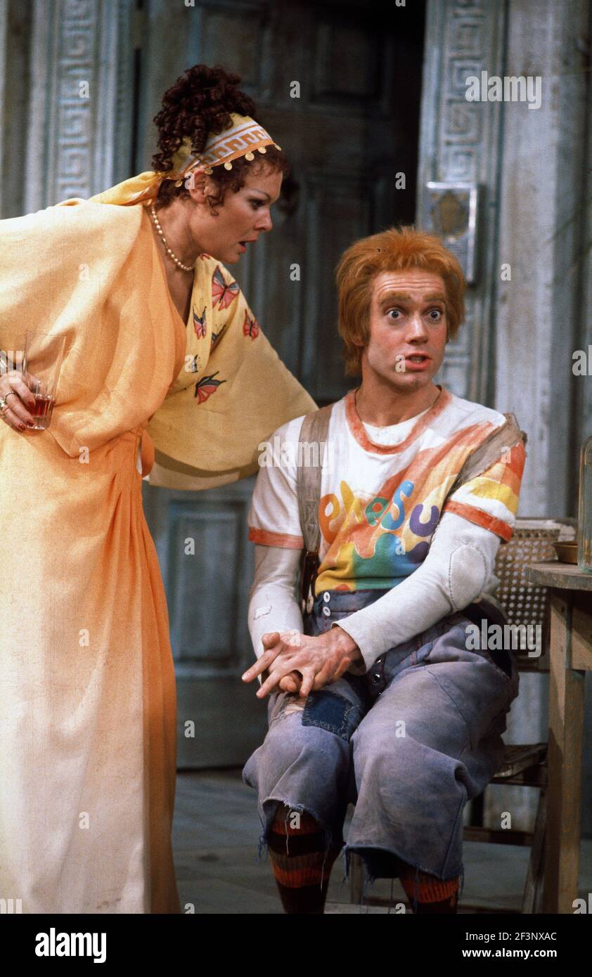 Die RSC-Besetzung in Aktion während der ATV-FERNSEHNETZPRODUKTION von Trevor Nunns musikalischer Adaption für das Fernsehen, KOMÖDIE DER FEHLER von William Shakespeare im Royal Shakespeare Theatre, Stratford-upon-Avon. Darsteller: Judi Dench, Francesca Annis, Michael Williams,- Mike Gwilym, Roger Reed, Nickolas Grace, Griffith Jones, Barbara Shelley, Robin Ellis. Die Aufführung wurde am 18. April 1978 vom Theater national übertragen. Stockfoto