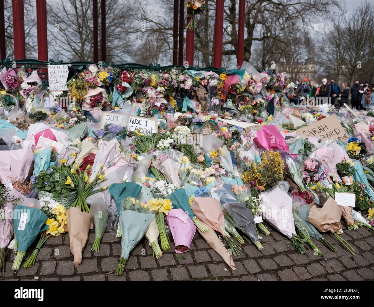 Blumen, Kerzen und Botschaften, die von den Trauernden von Sarah Everard am Bandstand in Clapham Common hinterlassen wurden, 14. März 2021. Stockfoto