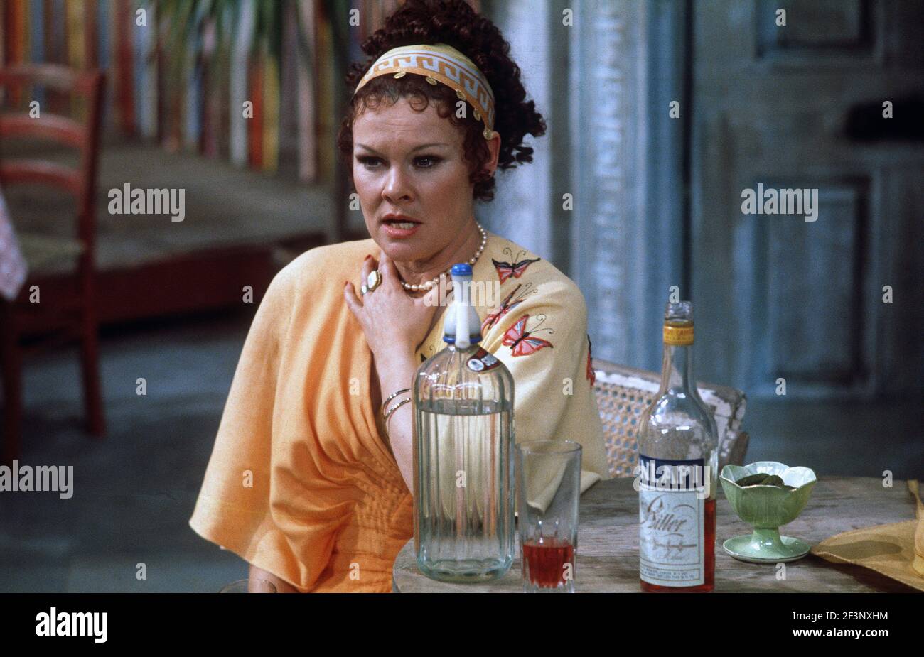 Die RSC-Besetzung in Aktion während der ATV-FERNSEHNETZPRODUKTION von Trevor Nunns musikalischer Adaption für das Fernsehen, KOMÖDIE DER FEHLER von William Shakespeare im Royal Shakespeare Theatre, Stratford-upon-Avon. Darsteller: Judi Dench, Francesca Annis, Michael Williams,- Mike Gwilym, Roger Reed, Nickolas Grace, Griffith Jones, Barbara Shelley, Robin Ellis. Die Aufführung wurde am 18. April 1978 vom Theater national übertragen. Stockfoto